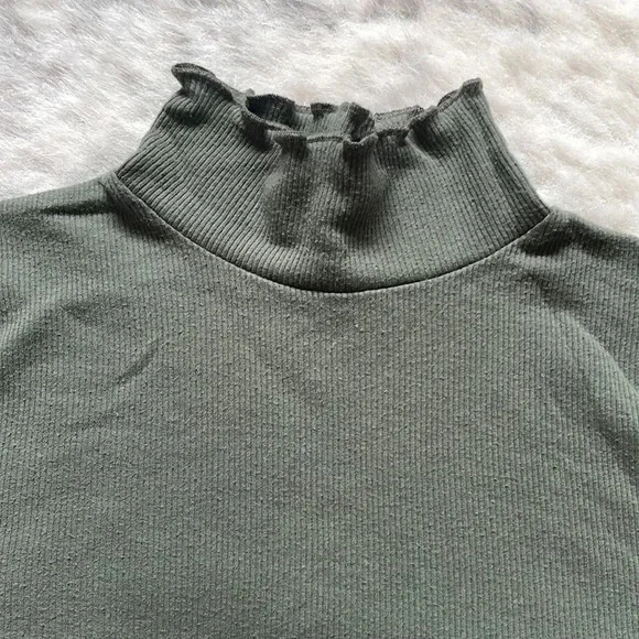 🔥4/$20 Hollister  Ruffle Turtleneck - Picture 5 of 12